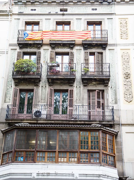 Испанский флаг над старыми окнами — стоковое фото