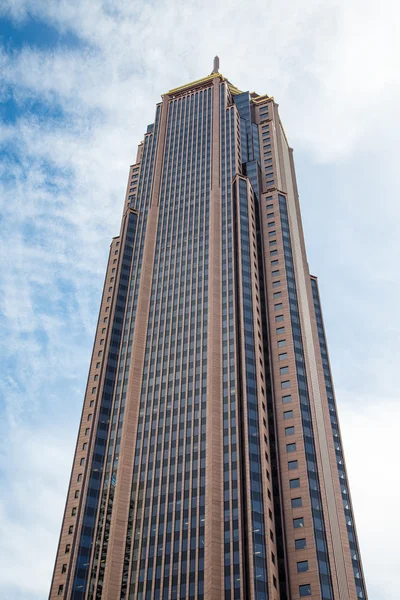 Blauw glas en rode stome toren — Stockfoto