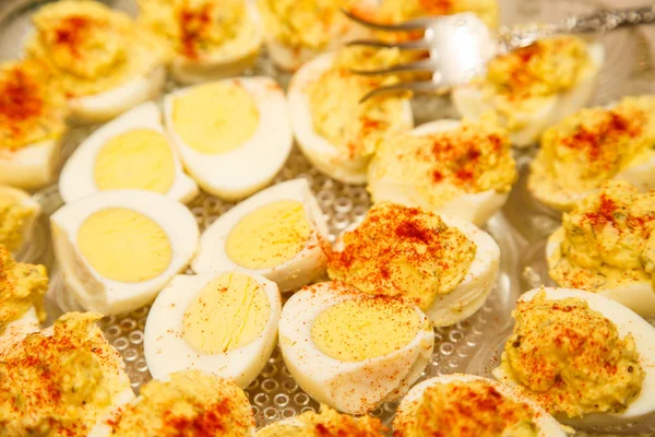 Devilled eieren met paprika en vork — Stockfoto