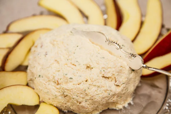 Ensalada de pollo fresco y rodajas de manzana — Foto de Stock