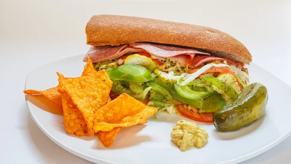 Sub sanduíche italiano com picareta e tortilla Chips — Fotografia de Stock