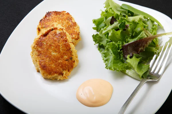 Crab Cakes with Sauce and Salad from Above — Stock Photo, Image