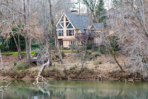 Красивый каркасный дом в лесу — стоковое фото