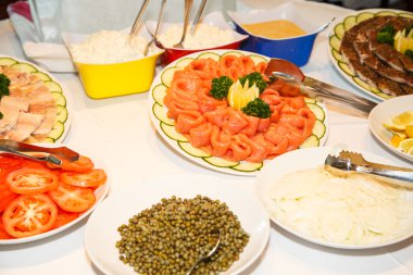 Kapari ve soğan ile somon füme