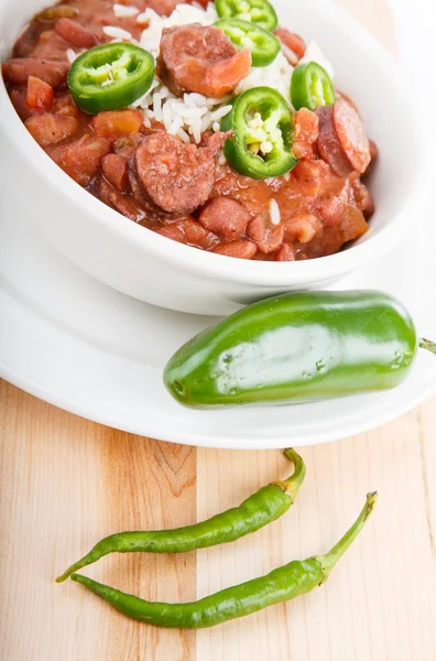 Jalapeno och cayenne peppar med skål med röda bönor — Stockfoto