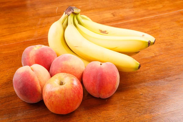 Melocotones y plátanos con manzana —  Fotos de Stock