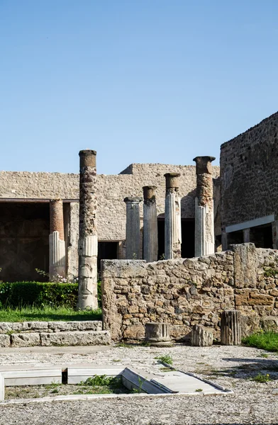 Colunas e Paredes Quebradas em Pompeia — Fotografia de Stock