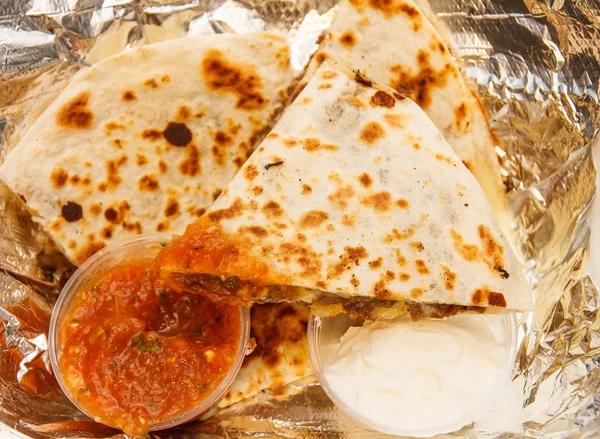 사 우 어 크림 Quesadillas에 소스 — 스톡 사진