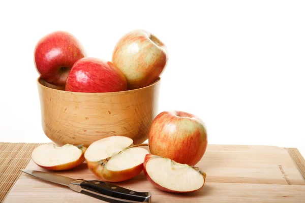 Яблоки в миске и вырезать на доске — стоковое фото