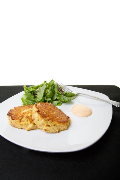 Krabbenkuchen und Salat mit weißem Hintergrund — Stockfoto