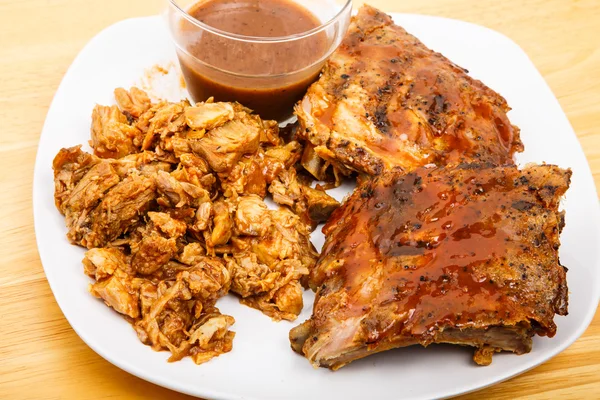 Barbecue Pulled Pork and Ribs with Sauce — Stock Photo, Image