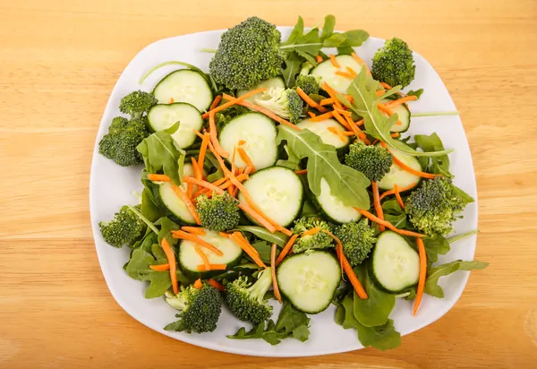 Sałatka z rukoli ogórki brokuły i marchewki — Zdjęcie stockowe