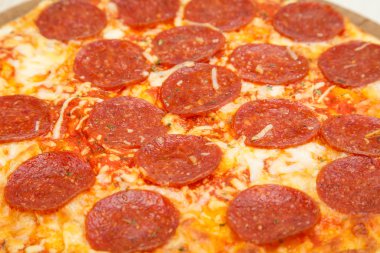 sıcak pepperoni pizza üzerinde