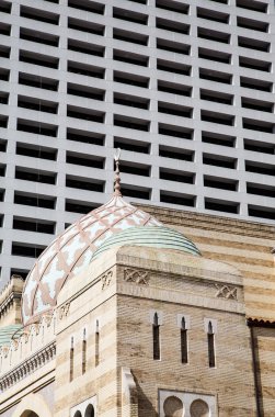 yeni kule tarafından eski bina