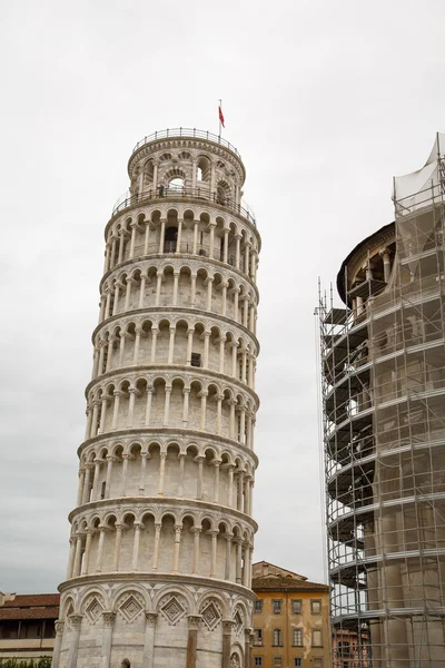 Nueva construcción por la Torre Inclinada de Pisa — Foto de Stock