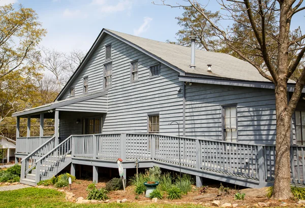 Maison d'évitement grise avec rampe pour fauteuil roulant — Photo