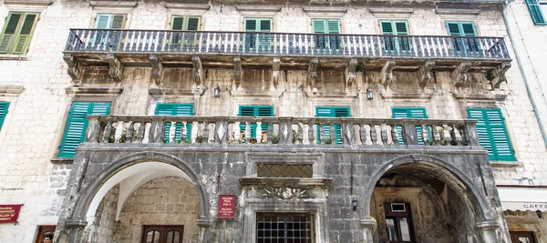 Zielone okiennice w zabytkowym budynku w Kotorze — Zdjęcie stockowe