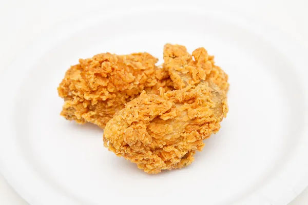 Полоски жареного цыпленка на белой тарелке — стоковое фото