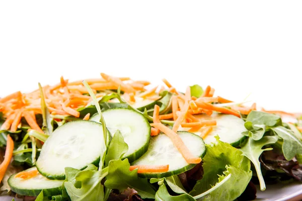 Mrkev a okurky na salátu — Stock fotografie