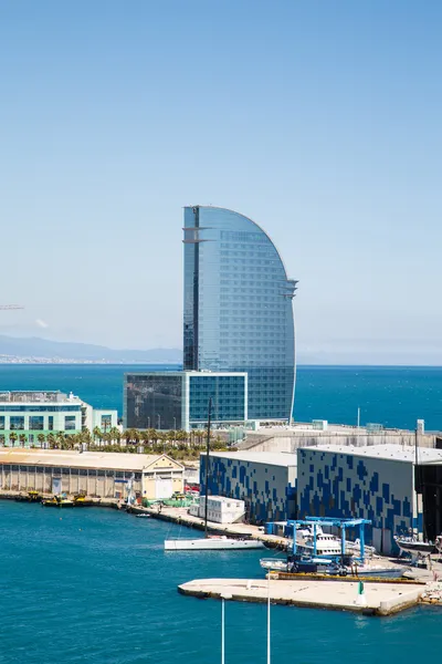Hôtel de luxe bleu dans le port de Barcelone — Photo
