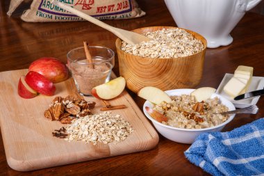 yulaf ezmesi meyve ve baharat fındık hazırlanıyor