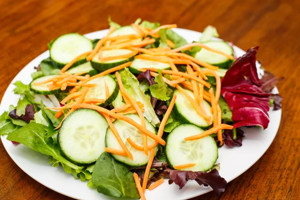 Ensalada verde de campo con pepinos y zanahorias —  Fotos de Stock