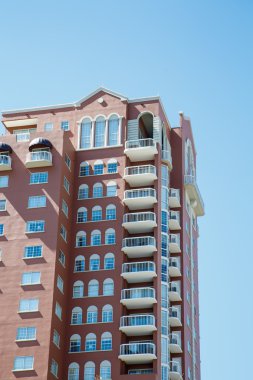 kahverengi kınamak kule üzerinde beyaz bir balkon