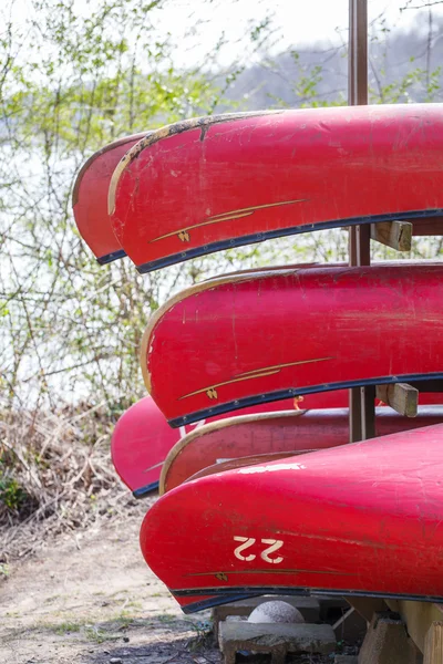 Canoas rojas de alquiler en rack — Foto de Stock