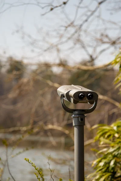 Zielfernrohr am Ufer des Flusses entdeckt — Stockfoto