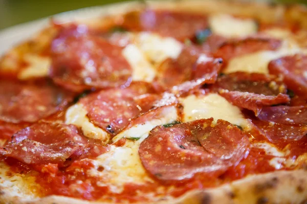 Pepperoni e Salame Pizza — Fotografia de Stock