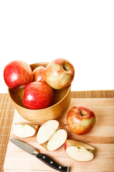 Резание яблок — стоковое фото