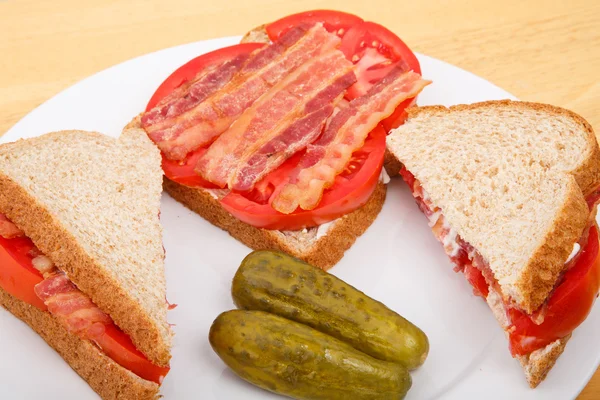 Sanduíches de bacon e tomate com picles — Fotografia de Stock