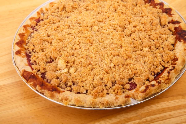 Torta de cereja quente com cobertura de migalhas — Fotografia de Stock