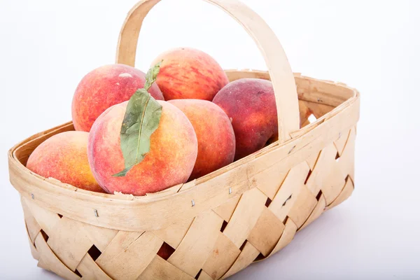 Basket of Fresh Peaches — Stock Photo, Image