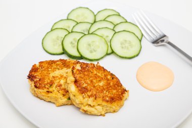 Yengeç kekleri ve salatalık sosu ve çatal ile