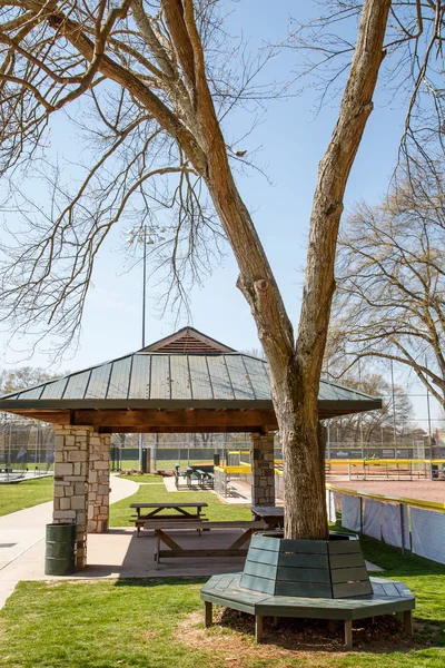 Padiglione e panchina al parco locale del baseball — Foto Stock