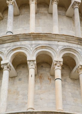 sütunlar ve kemerler üzerine Pisa Kulesi