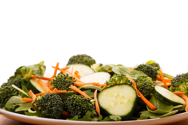Salada fresca sobre fundo branco — Fotografia de Stock