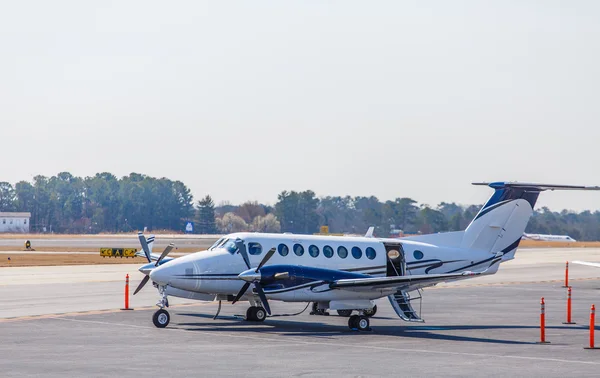 Mavi ve beyaz turbo-pervane Havalimanı — Stok fotoğraf