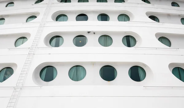 Porthole redondo na frente do navio — Fotografia de Stock