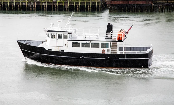 Zwart-wit ferry in regen — Stockfoto