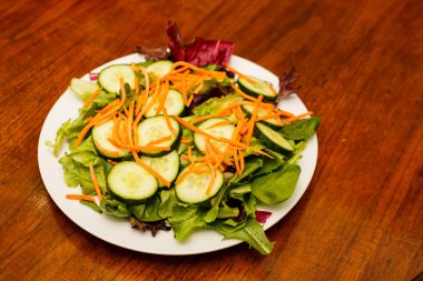 salata salatalık ve havuç üzerine ahşap masa