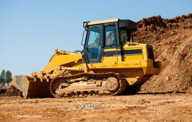 Sarı toprak taşıyıcı bir toprak yığını tarafından