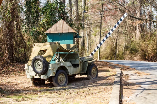 Gamla armén bil av barrikad — Stockfoto