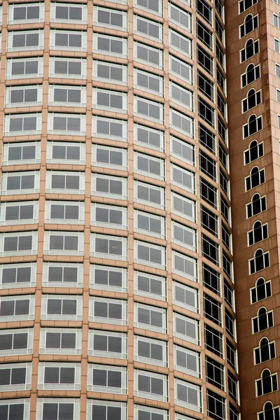 Чорний Windows на круглий Браун камінь будівлі — стокове фото
