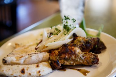 tavuk kanadı gözleme ve soğan ile