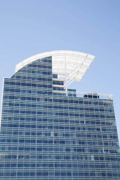 Edifício azul e branco com telhado retrátil — Fotografia de Stock