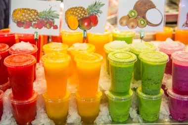 çilek mango kivi ve üzüm içecek