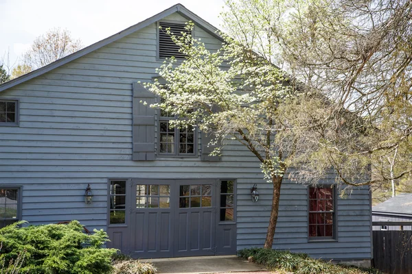 Old Grey House Behind White Dogwood — Stock Photo, Image