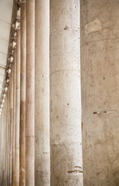 Rangée de colonnes rondes en marbre — Photo